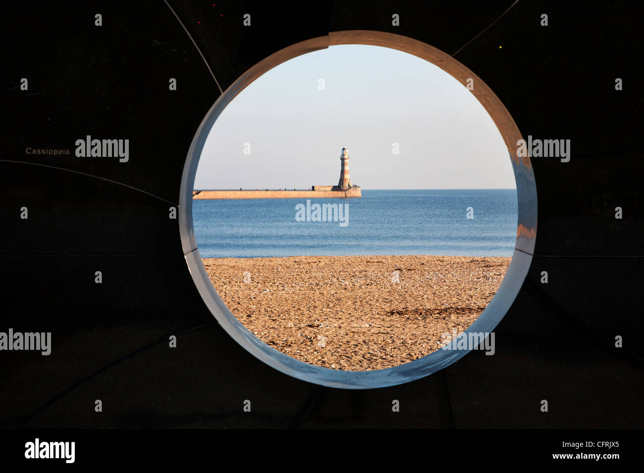 Moderne Skulptur und Roker Leuchtturm Sunderland England Stockfoto