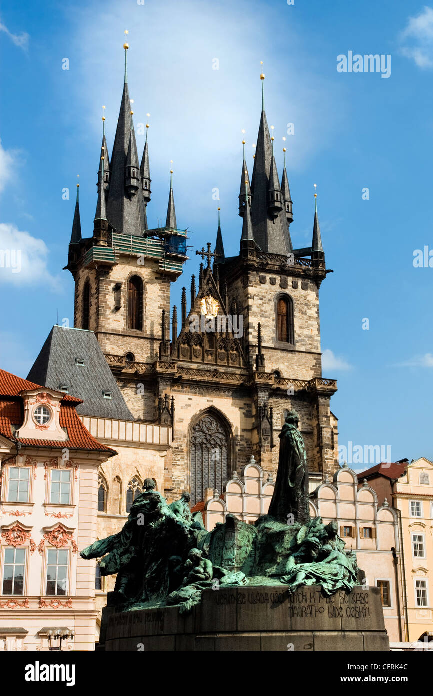 Church of Our Lady vor Tyn und Jan-Hus-Statue in der Altstadt von Prag, Tschechische Republik. Stockfoto