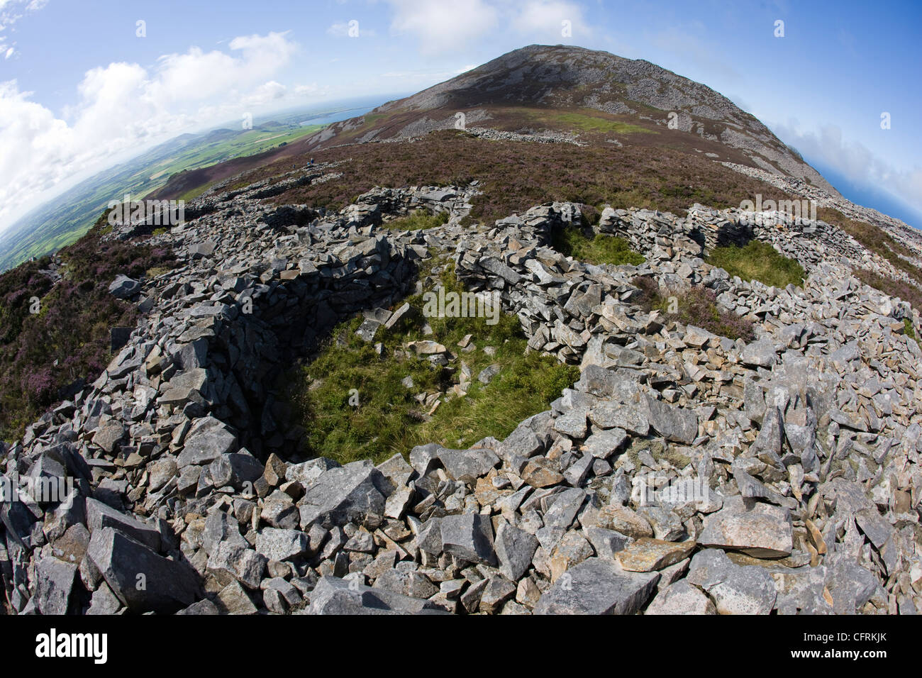 Die Überreste der Eisenzeit Ringlokschuppen in Tre'r Ceiri Wallburg in Yr eIFL.NET Bergen, Nord-Wales Stockfoto