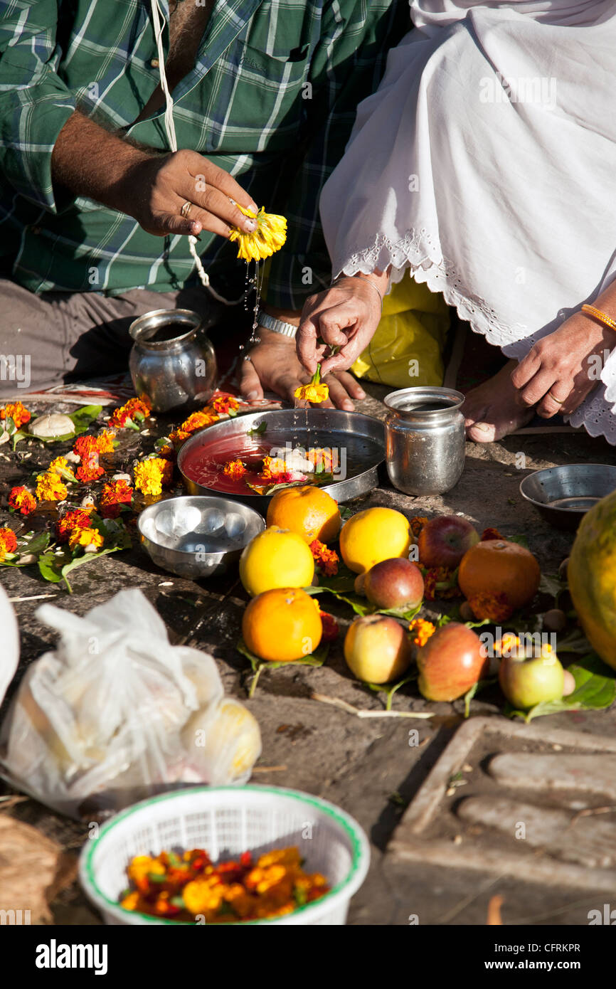 Hindu paar eine traditionelle Darbringung (Puja). Nasik. Maharashtra. Indien Stockfoto