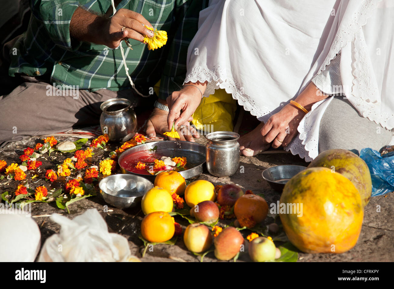 Hindu paar eine traditionelle Darbringung (Puja). Nasik. Maharashtra. Indien Stockfoto