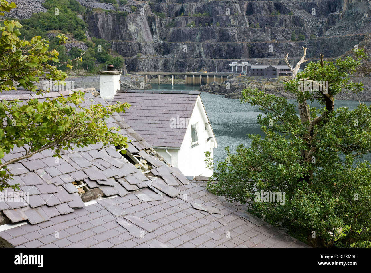Schieferdach, reparaturbedürftig, mit Blick auf Dinorwic-Schiefer-Steinbruch in der Nähe von Llanberis in Nord-Wales Stockfoto