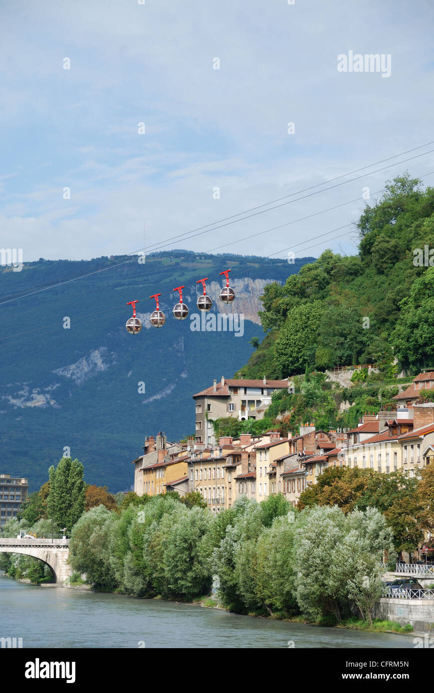 Ansicht von Grenoble mit den Cable Cars "Les Bulles". Stockfoto