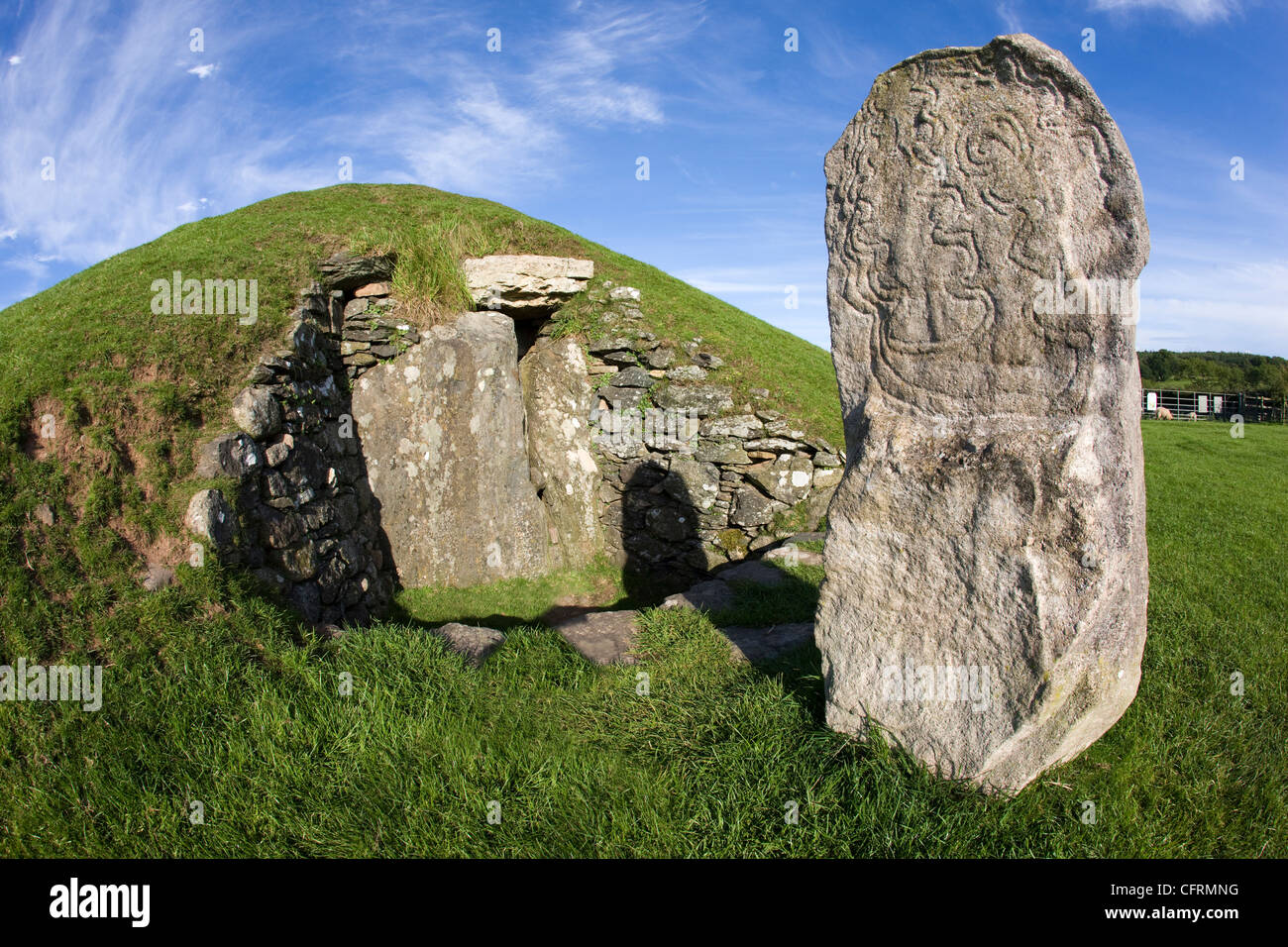 Bryn Celli Ddu einen gekammerten neolithischen Grabhügel und Spirale geschnitzten Stein in Anglesey, Nordwales Stockfoto