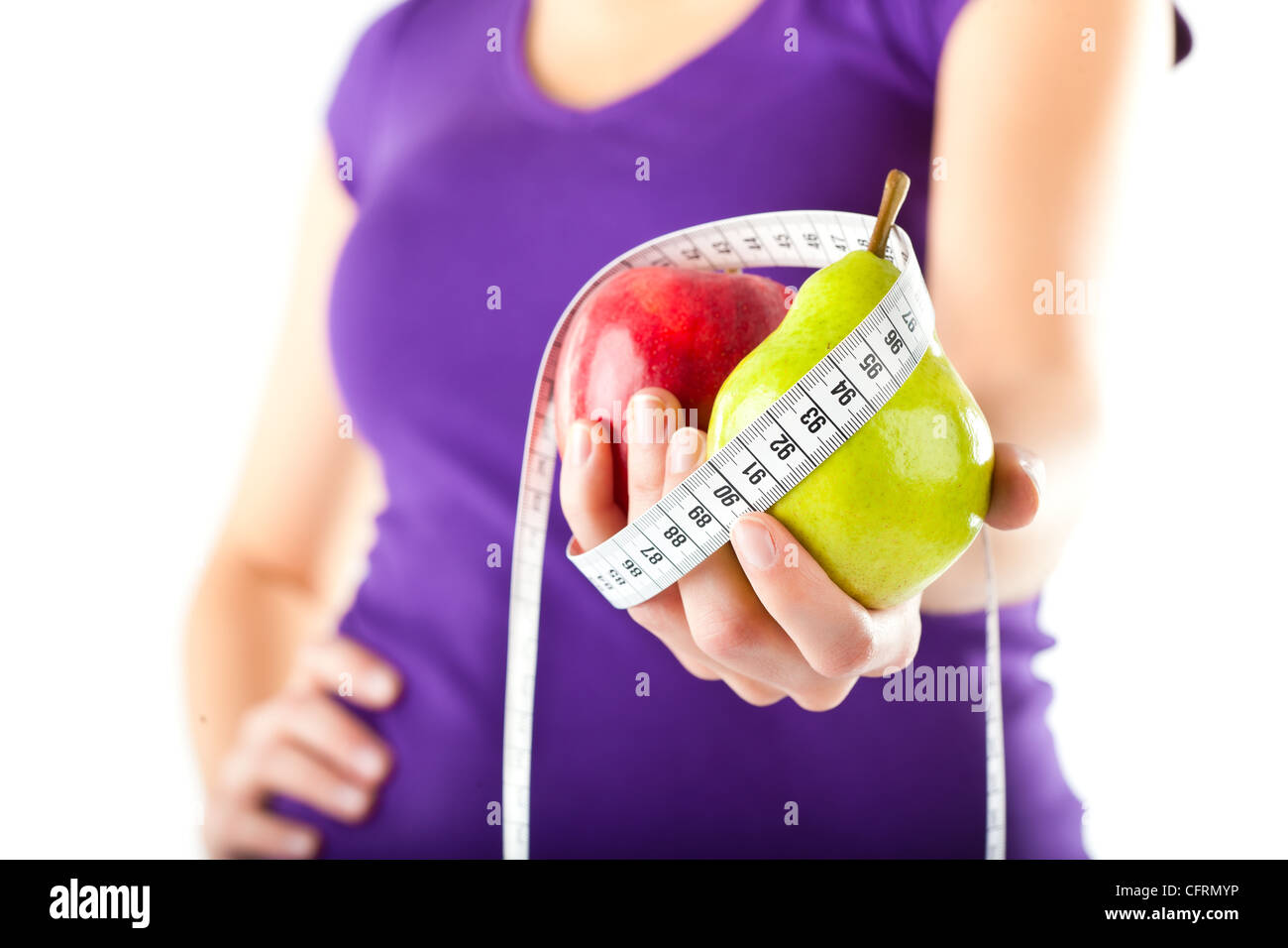 Gesunde Ernährung - Frau mit Apfel und Birne und Maßband Stockfoto