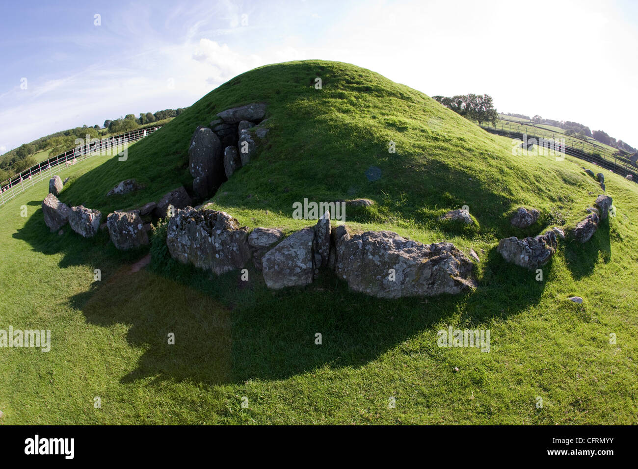 Bryn Celli Ddu einen gekammerten neolithischen Grabhügel und Menhir in Anglesey, Nordwales Stockfoto