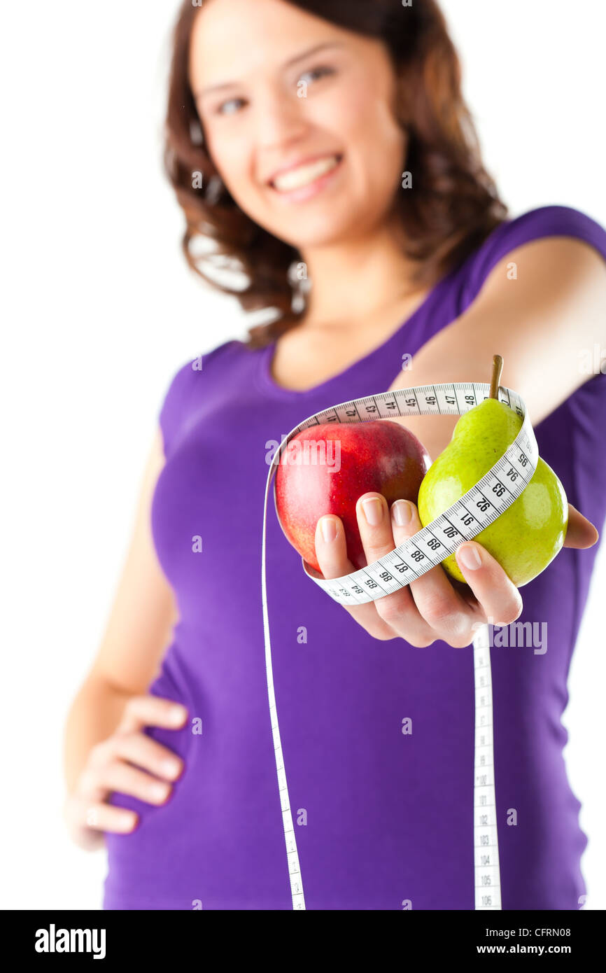 Gesunde Ernährung - Frau mit Apfel und Birne und Maßband auf Diät Stockfoto