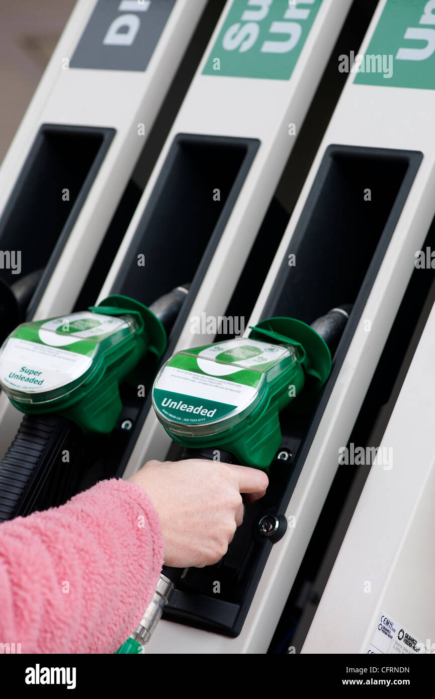 Womans hand auf ein bleifreies Benzin-Pumpe. UK Stockfoto