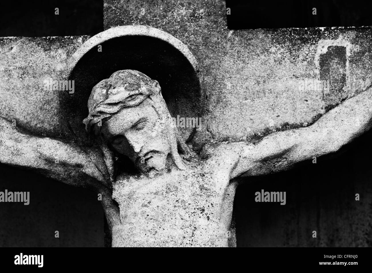Statue von Jesus Christus Kreuzigung auf einem Grabstein Stockfoto