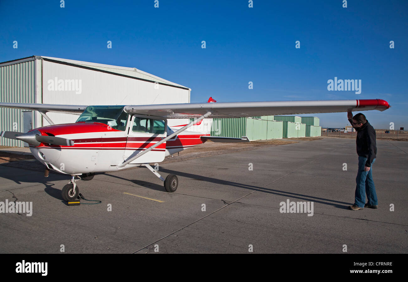 Gillette, Wyoming - Pilot Ryan Lunde inspiziert eine Cessna 172 Skyhawk vor einem Flug nach Campbell County Airport. Stockfoto