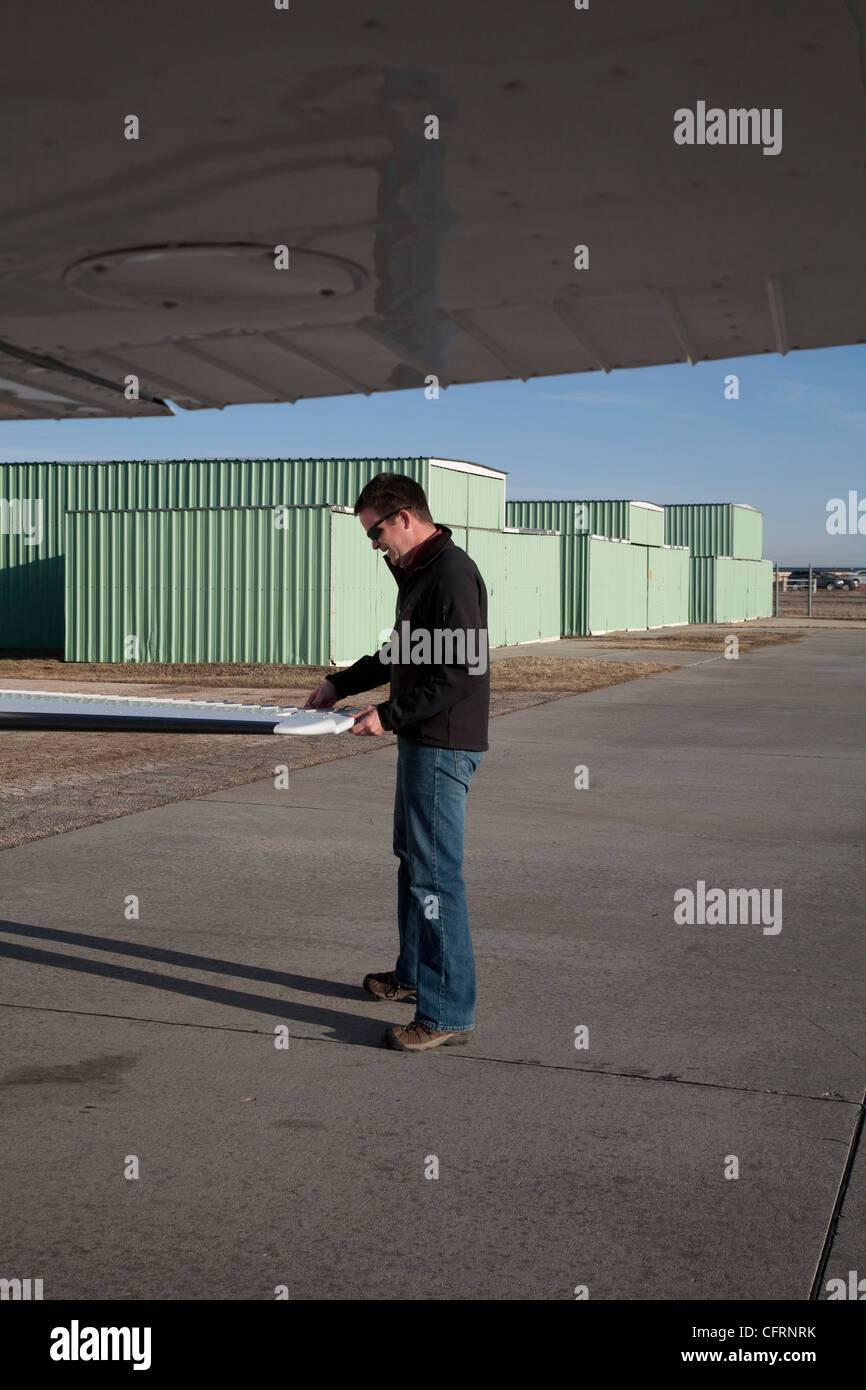 Gillette, Wyoming - Pilot Ryan Lunde inspiziert eine Cessna 172 Skyhawk vor einem Flug nach Campbell County Airport. Stockfoto