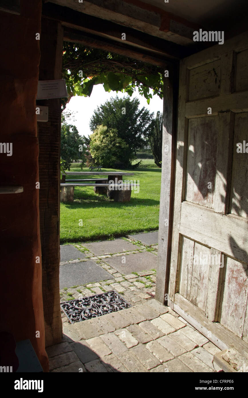 Blick durch eine Tür in einen Garten Stockfoto