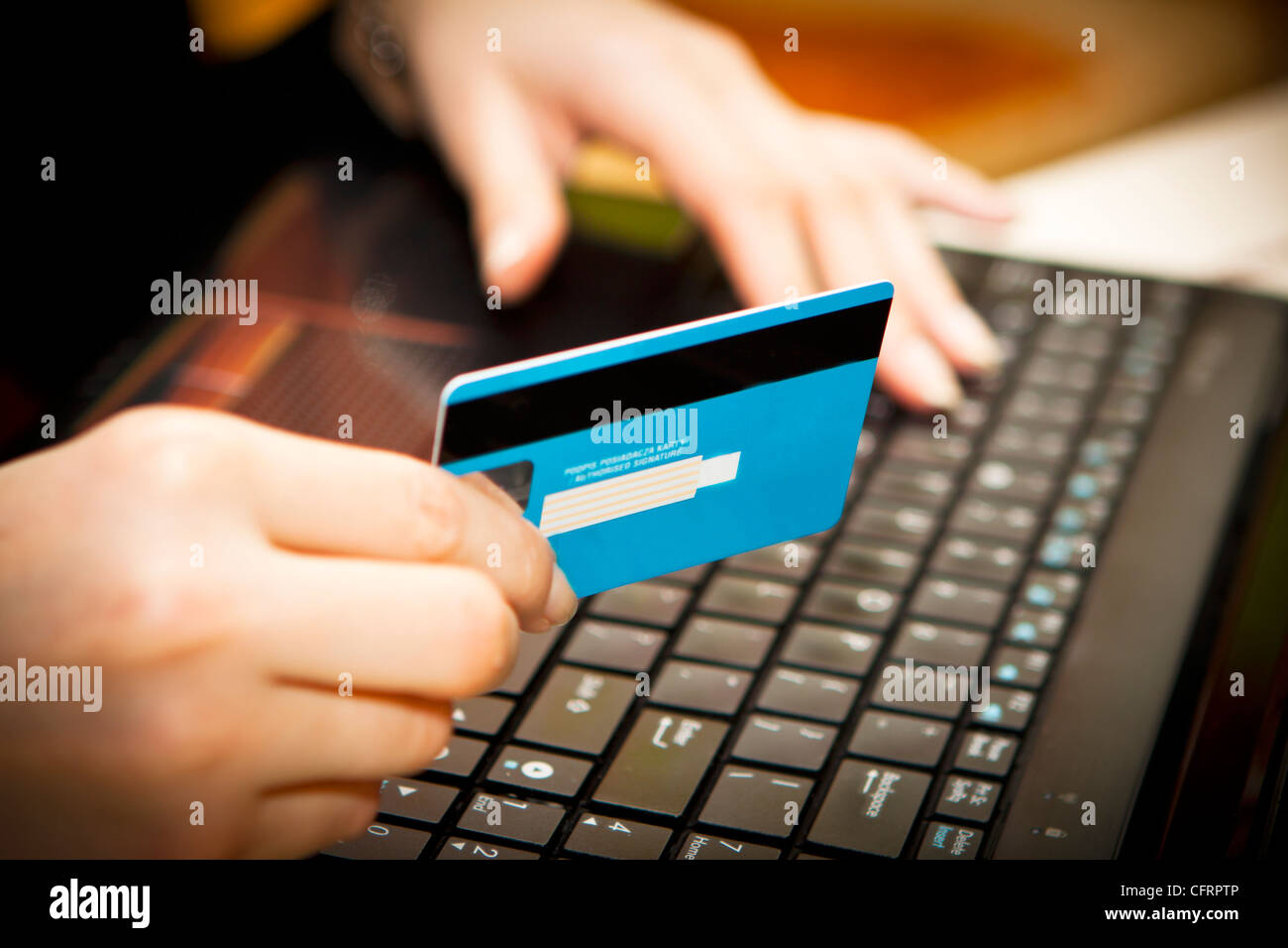 Hände, die Eingabe von Kreditkarteninformationen in einen laptop Stockfoto