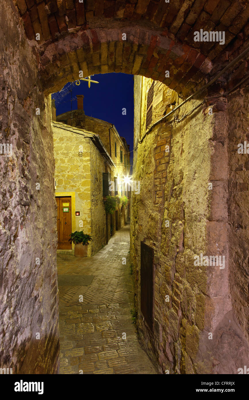 Schmalen Gehweg durch gewölbte Öffnung Nacht, Pienza, Italien, Tuscany Stockfoto