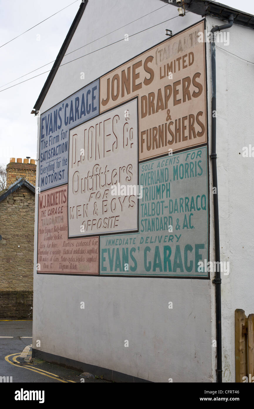 Periode Werbung auf der Seite des Gebäudes in Talgarth Powys Wales UK Stockfoto