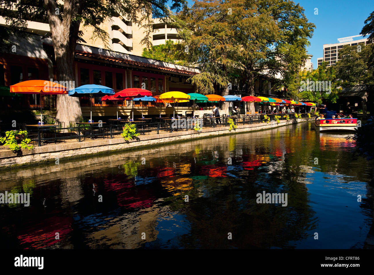 USA, Texas, San Antonio, Riverwalk, bunte Fluss Rand Café, Casa Rio Schirm Tische, Touristen, Gondel, Stockfoto