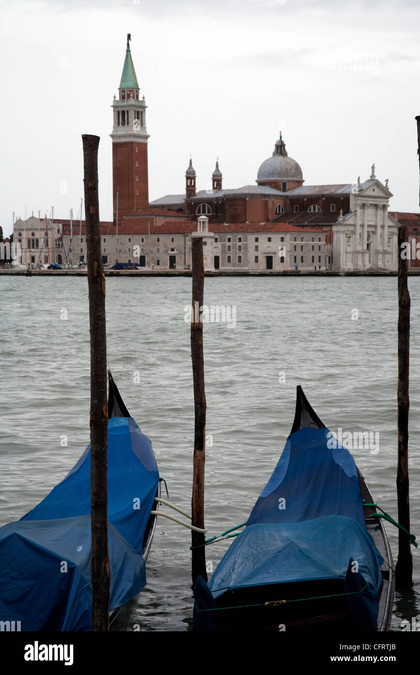 Zwei Ankern Gondeln auf der Tronchetto Lido di Venezia mit San Giorgio Maggiore im Hintergrund, Venedig Italien Stockfoto