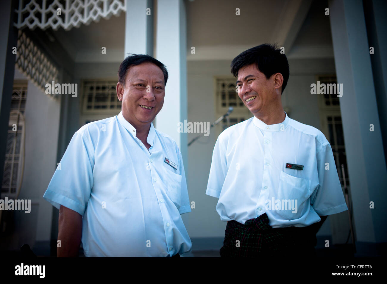 Ko Sunny und Kyaw San, ehemaliger politischer Gefangener und jetzt immer noch arbeiten als enger persönlicher Assistent für Aung San Suu Kyi Stockfoto