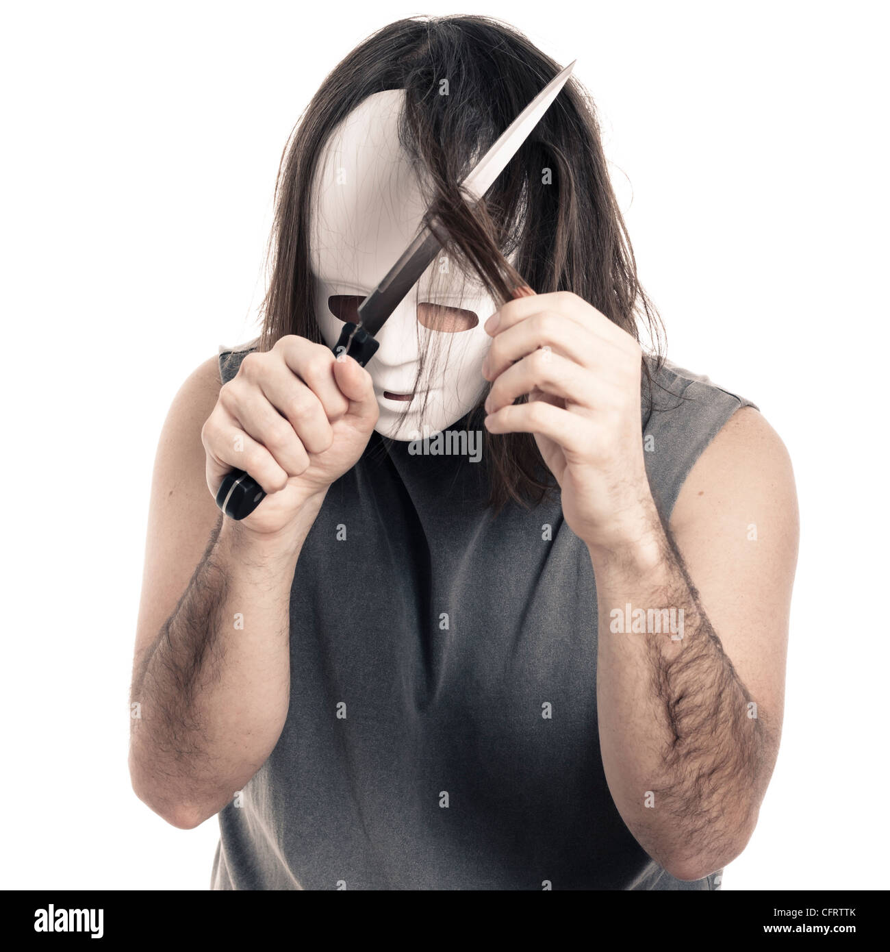 Scary Horror Mann mit Messer schneiden Haare, isoliert auf weißem Hintergrund. Stockfoto