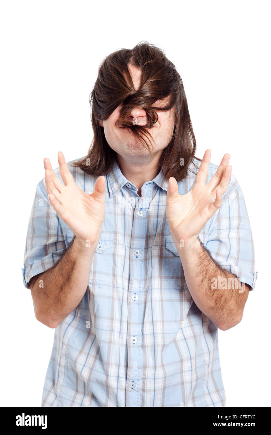 Lustiger Mann spielt mit seinen langen Haaren, isoliert auf weißem Hintergrund. Stockfoto
