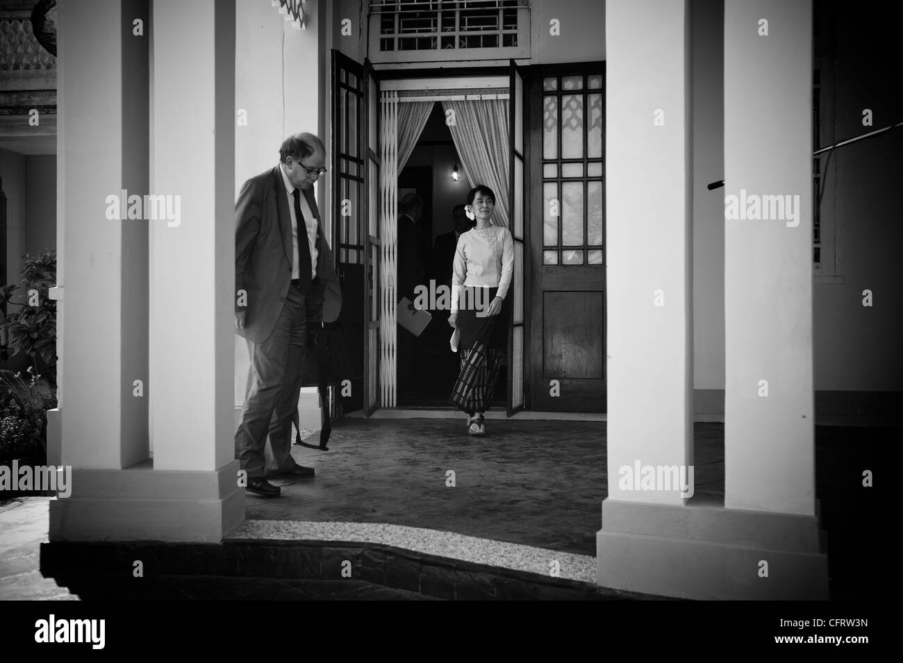 Aung San Suu Kyi geht zu einer Pressekonferenz in ihrem Haus in Rangun Stockfoto