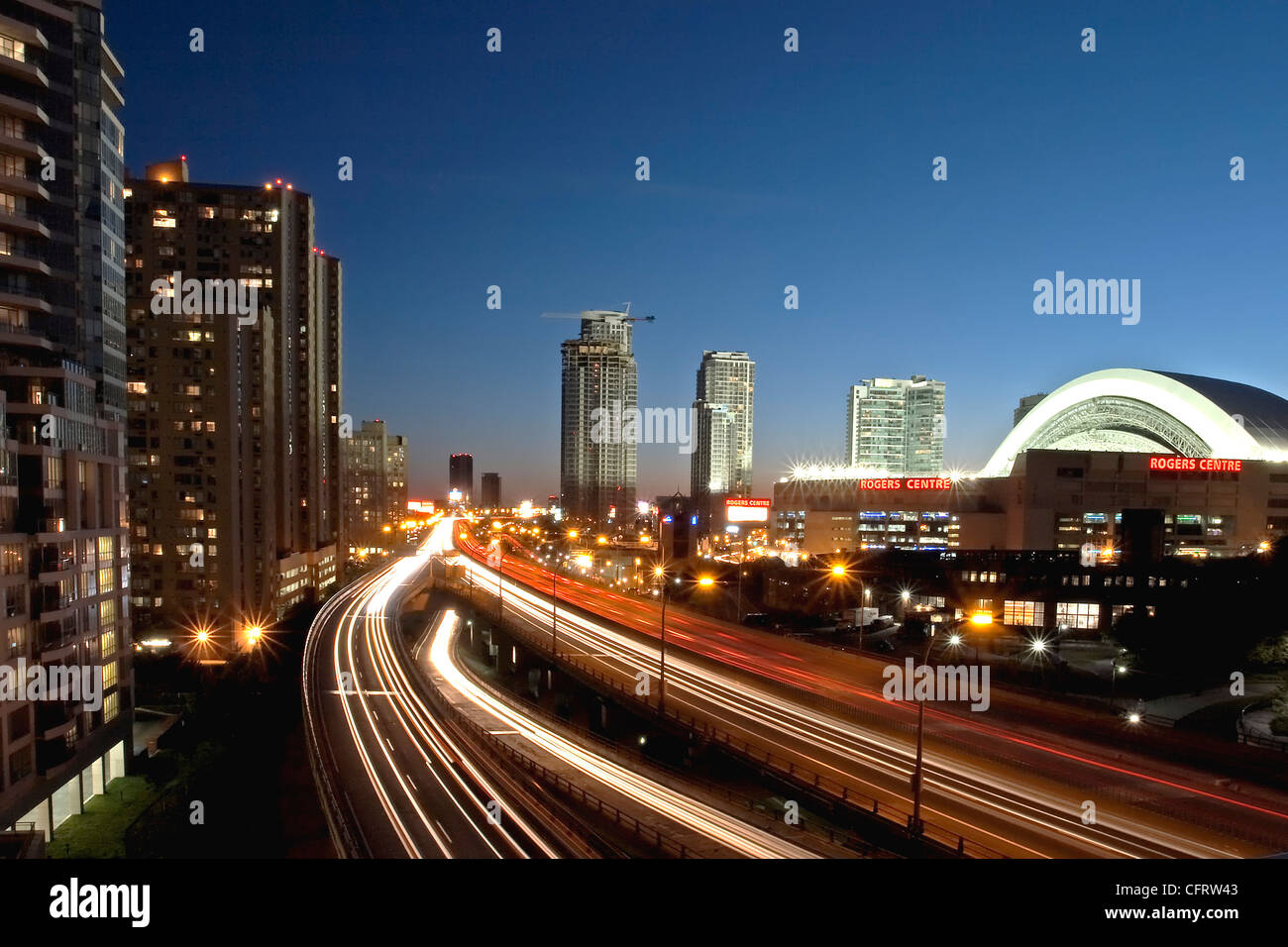 Skyline der Stadt und Autobahn, Toronto, Ontario Stockfoto