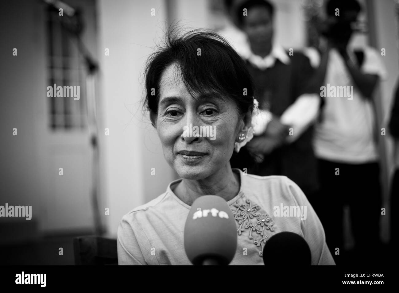 Aung San Suu Kyi, Führer der Burma National League for Democracy, beantwortet Fragen auf einer Pressekonferenz des Wahl-Kampagne Stockfoto