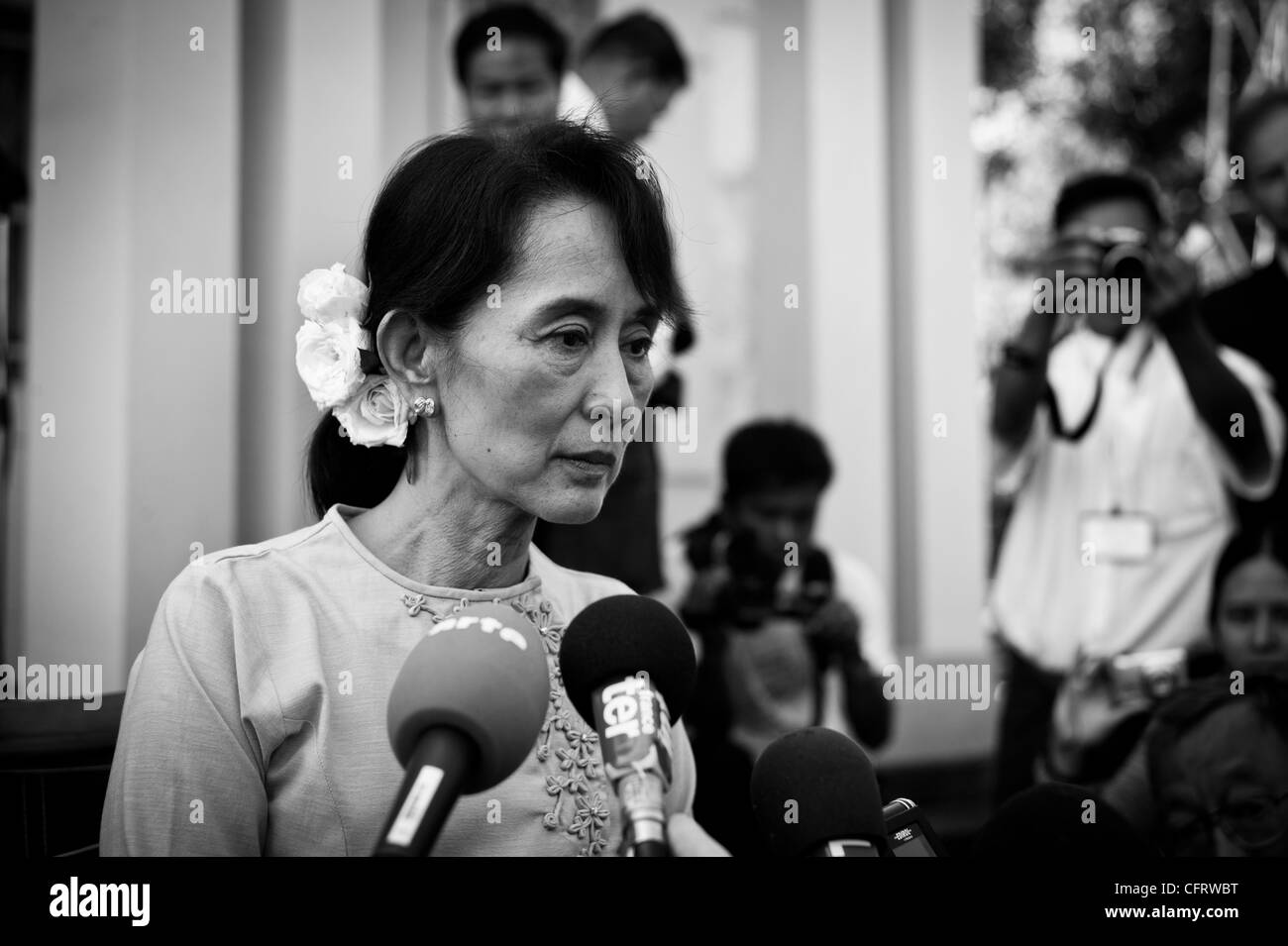 Aung San Suu Kyi, Führer der Burma National League for Democracy, beantwortet Fragen auf einer Pressekonferenz des Wahl-Kampagne Stockfoto