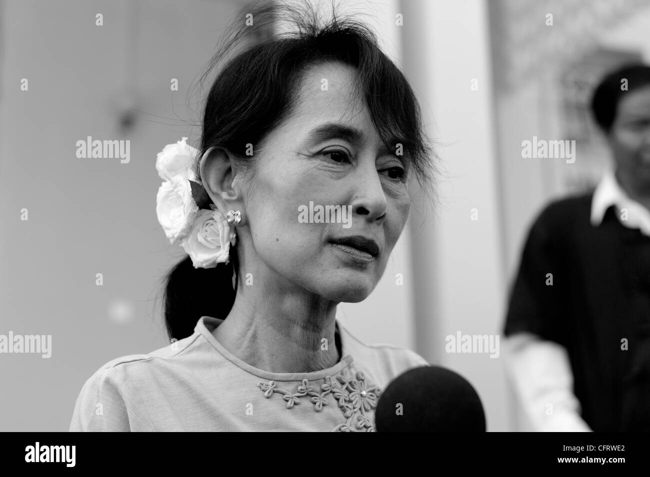 Aung San Suu Kyi, Führer der Burma National League for Democracy, beantwortet Fragen auf einer Pressekonferenz des Wahl-Kampagne Stockfoto