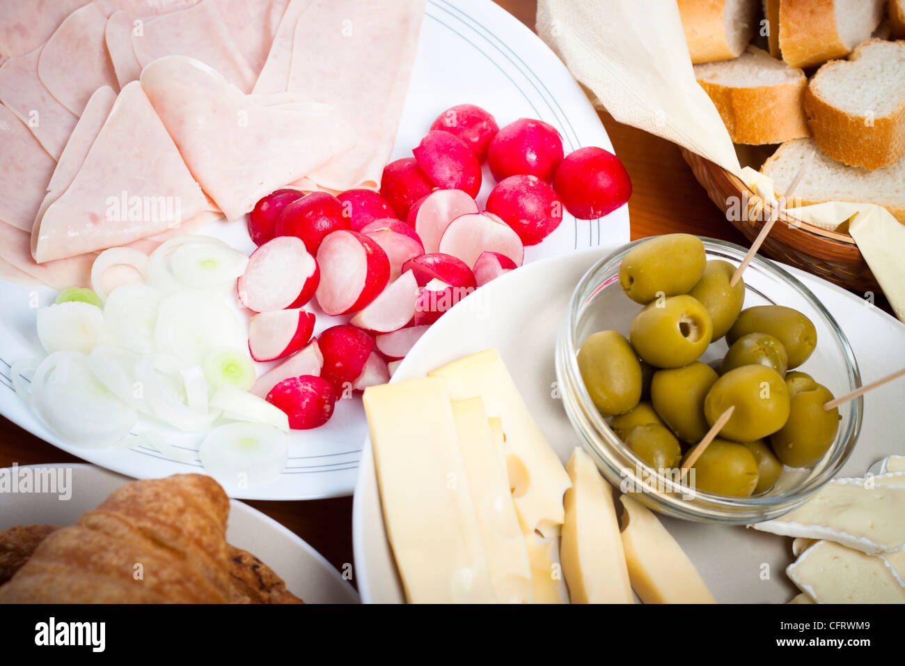 Detail der Küchentisch mit frischem Gemüse, Käse und Schinken. Stockfoto