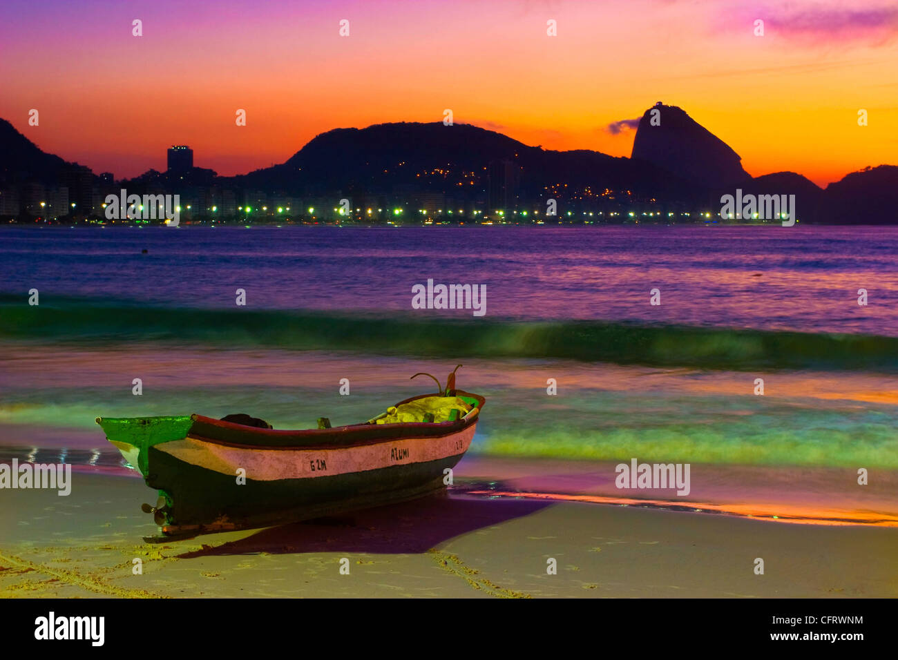 Sonnenaufgang am Strand der Copacabana mit Zuckerhut und Fischerboot, Rio De Janeiro, Brasilien. Stockfoto