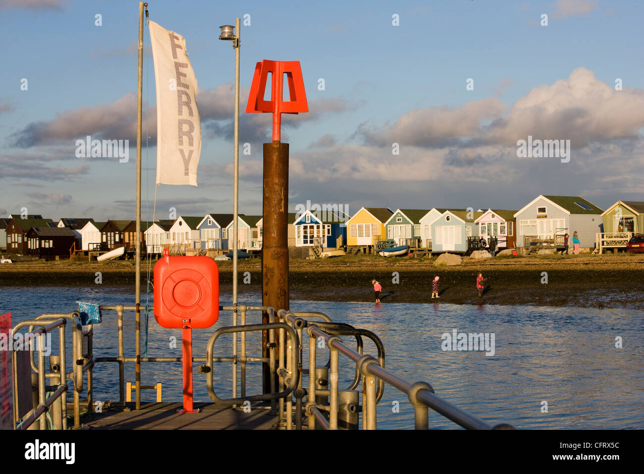 Ferry Pier und Strand Hütten am Hengistbury Head in der Nähe von Bournemouth in Dorset Stockfoto