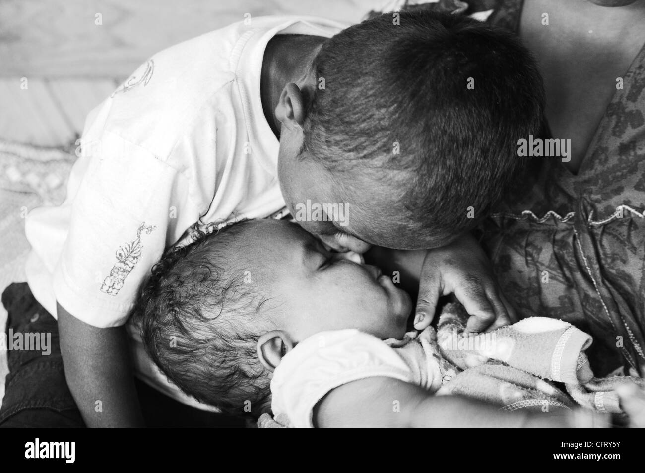 Kind Bruder Küsse Babyschwester, Pazifik-Inseln. Stockfoto