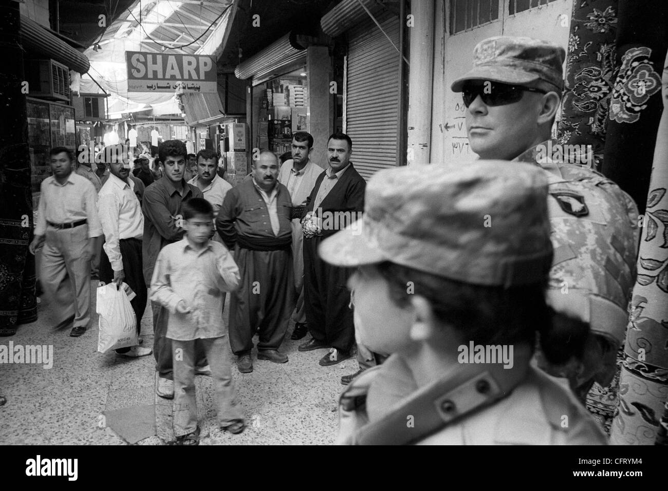 9. Juni 2006; Sulaimani, Irak; Amerikanische Soldaten in Ganzkörper-Rüstung Fuß durch den überdachten Basar in der kurdischen Stadt Sulaimani, Irak. Im Gegensatz zum Rest des Irak sind die kurdischen Städten sehr sicher für die Amerikaner. Foto: 13. Mai 2006. Obligatorische Credit: Foto von David I. Gross/ZUMA Press. (©) COP Stockfoto