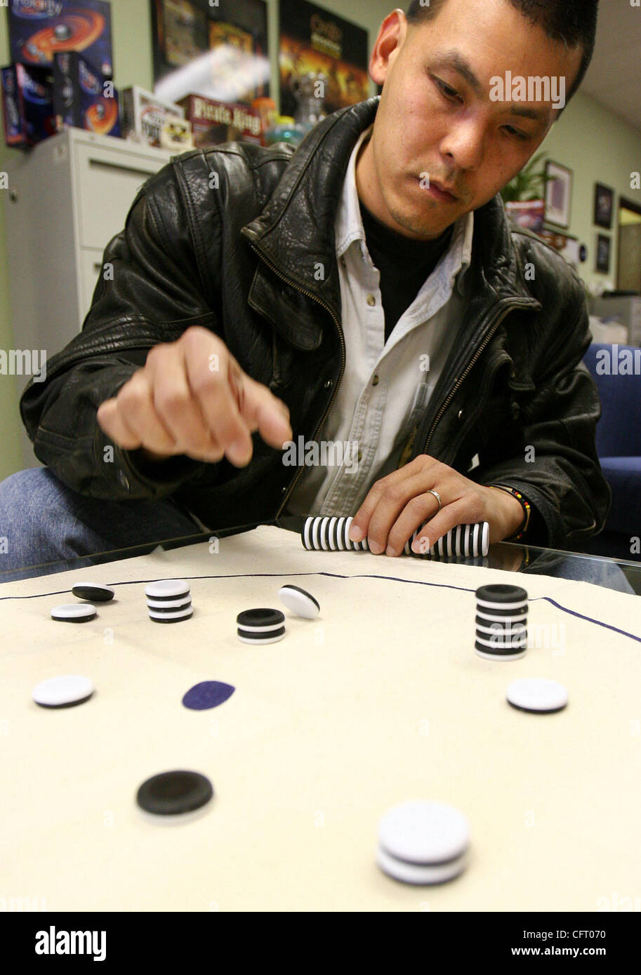 Tempel Spiele Verkaufsleiter Jeff Lum spielt das Tischspiel "Polarität" auf Freitag, 1. Dezember 2006 in San Leandro, Kalifornien. (Aric Crabb / der Oakland Tribune) Stockfoto