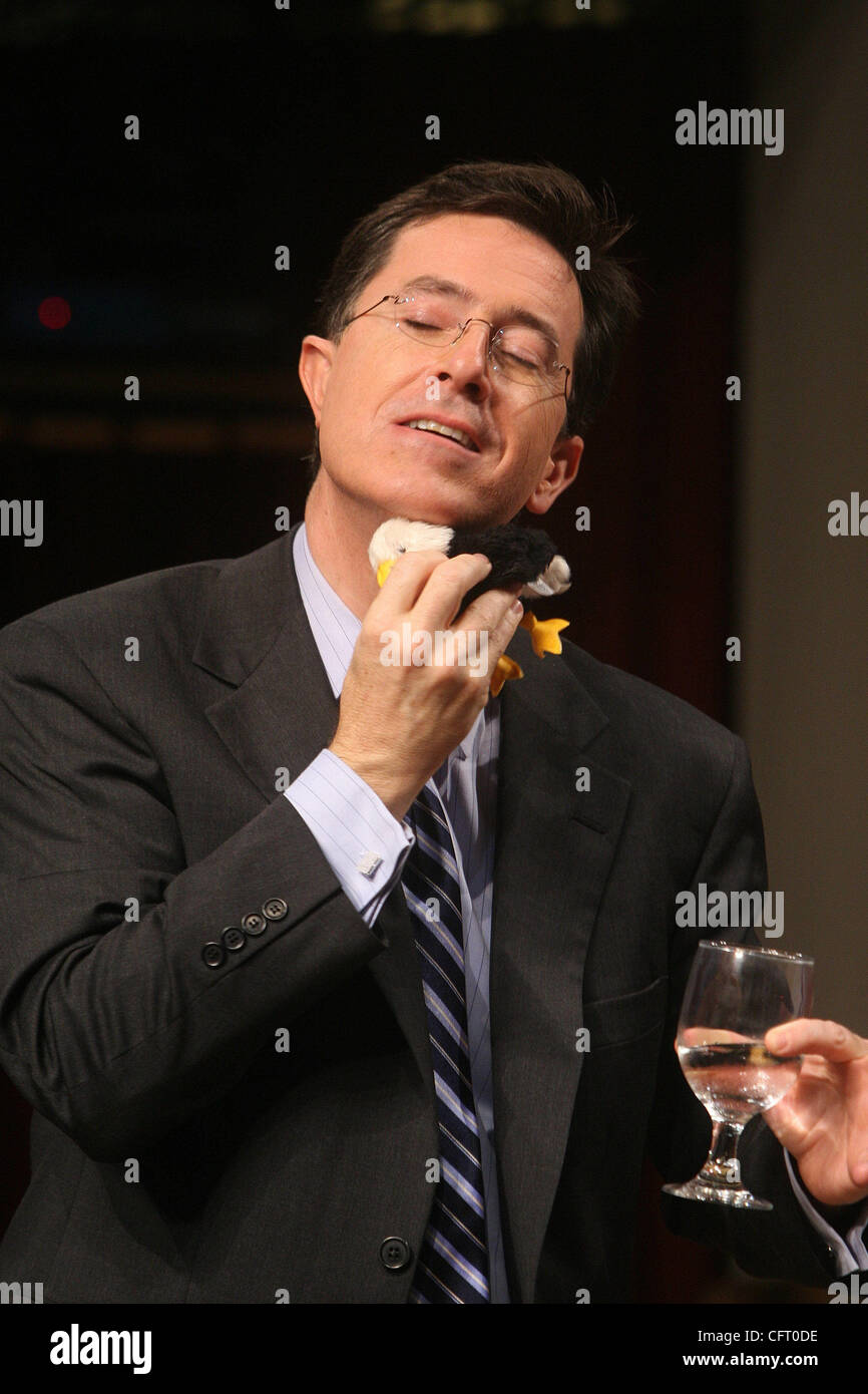 01.12.06 - CAMBRIDGE, wischt MA Stephen Colbert im Harvard Colbert sein Gesicht mit einem kleinen Spielzeug-Adler gegeben ihm von einem fan Stockfoto