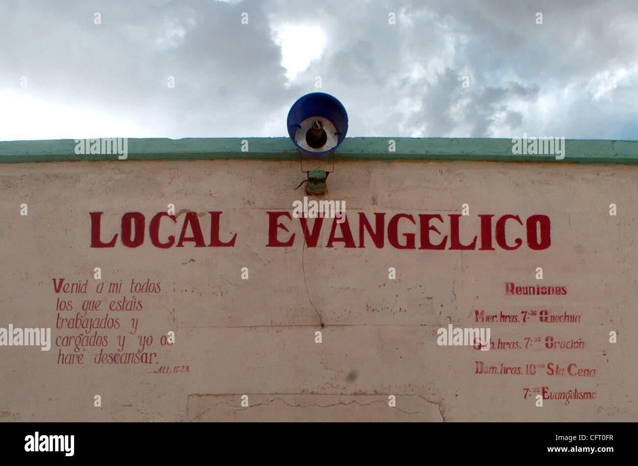 2. Dezember 2006 - Uyuni, Bolivien - bietet die örtliche evangelische Kirche in Südbolivien Kirche treffen jeden Mittwoch in Quechua, die indigene Sprache der Bolivianer in der Region. Für die Bolivianer, die Spanisch auch sprechen das Schriftstudium übersetzt "zu mir kommen all jene, die Ar Stockfoto