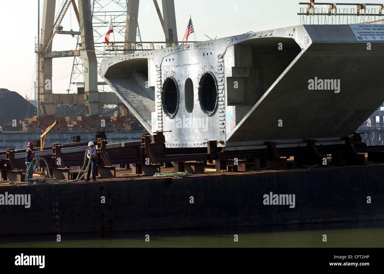 Caltrans feierte einen Meilenstein Dienstag, 5. Dezember 2006 mit dem Versand der letzten von 452 vorgegossenen Betonsegmenten in Stockton, Kalifornien für den Bau von der Bay Bridge Skyway gebaut. Zwei Schlepper Foss begann schleppen das Schiff mit der 2000 Tonnen-Struktur nach unten in Richtung der Bucht. (Karl Mondon/Contra Cos Stockfoto