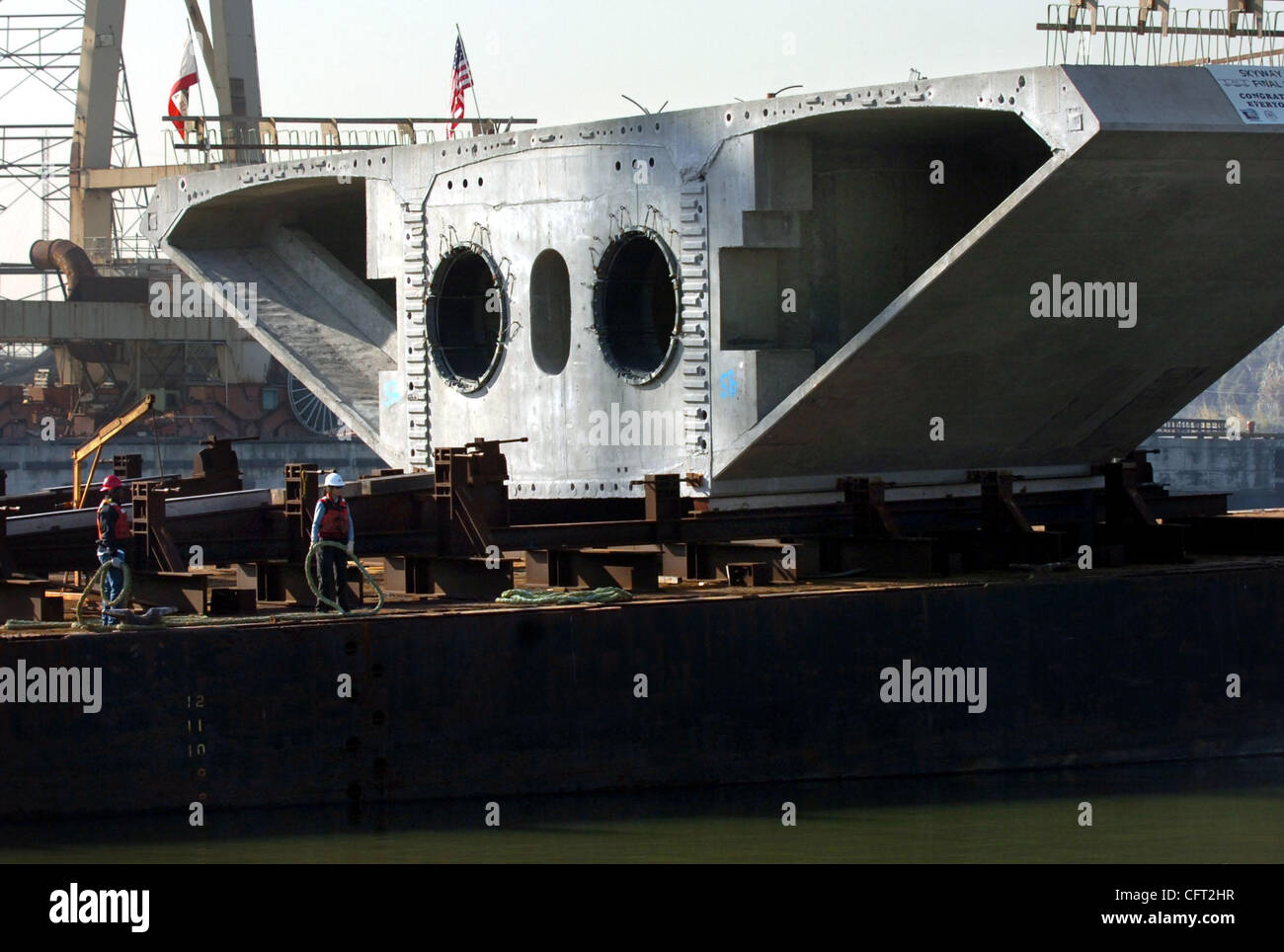 Caltrans feierte einen Meilenstein Dienstag, 5. Dezember 2006 mit dem Versand der letzten von 452 vorgegossenen Betonsegmenten in Stockton, Kalifornien für den Bau von der Bay Bridge Skyway gebaut. Zwei Schlepper Foss begann schleppen das Schiff mit der 2000 Tonnen-Struktur nach unten in Richtung der Bucht. (Karl Mondon/Contra Cos Stockfoto
