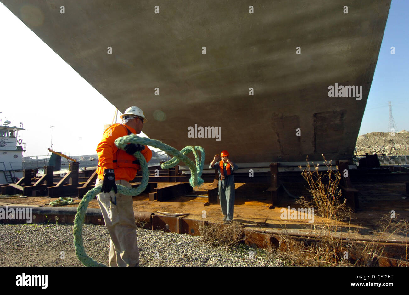 Die Linien sind Dienstag, 5. Dezember 2006 für den Versand des letzten von 452 vorgegossenen Betonsegmenten gebaut in Stockton, Kalifornien für den Bau von der Bay Bridge Skyway geworfen. Ca. 11:00 begann zwei Foss Schlepper Abschleppen das Schiff mit der 2000 Tonnen-Struktur nach unten in Richtung der Bucht. (Karl Mondo Stockfoto