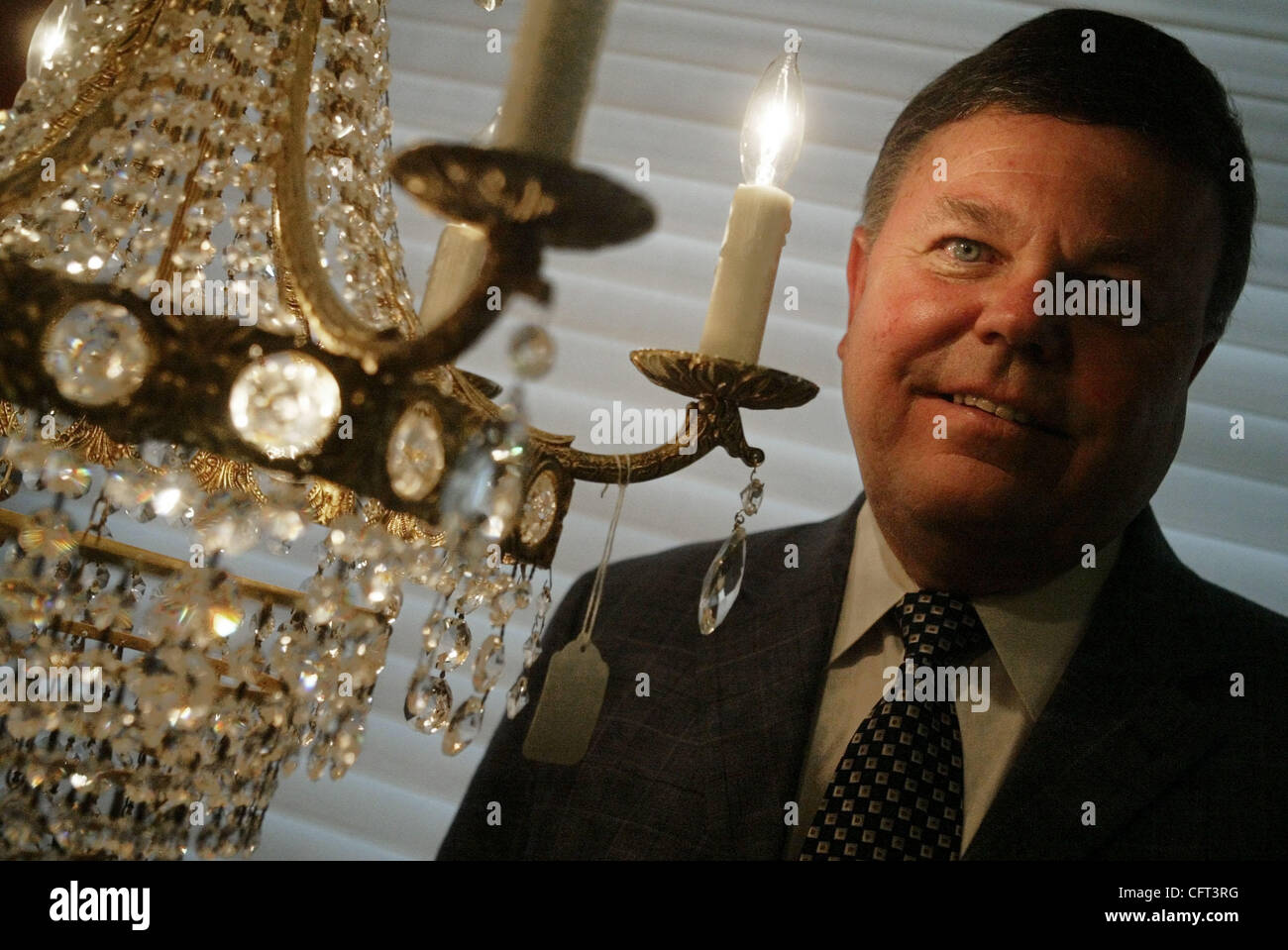 0030814A 1213 Npl Locante pro Foto von ELIZA GUTIERREZ/Personal Fotografen mit Geschichte von Lady Hereford - WEST PALM BEACH--John Deese (Cq) (hier gezeigt) und seinem Geschäftspartner, Steven Locante (Cq) beide von Lake Worth, vor kurzem eröffnet einen Showroom in dem Gebäude, wo sie Kronleuchter wie machen, die Stockfoto