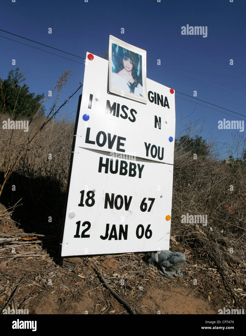 8. Dezember 2006, Poway, Kalifornien, USA Roadside Denkmal für Gina in nördlicher Richtung auf der Route 67, etwa eine halbe Meile südlich von Scripps Poway Parkway. Beachten Sie den Frosch an der Basis des Zeichens. Caltrans entfernt diese Denkmäler errichtet durch Freunde und Familie von Unfallopfern.  Mandatory Kredit Stockfoto