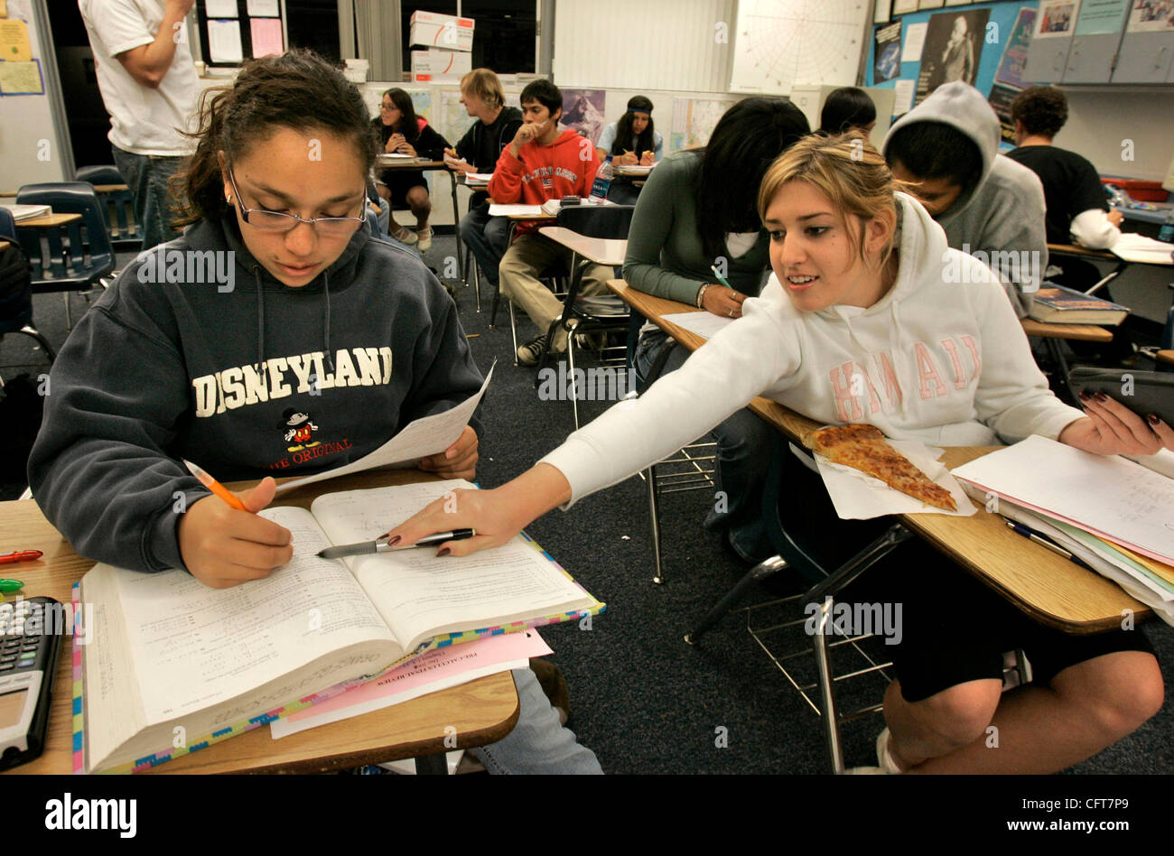 14. Dezember 2006, Escondido, Kalifornien, USA Studying für ihre Klausur nächste Woche in Precalculus Klasse Lehrer Joey Rewa sind JENNIFER MENDOZA, links, Hilfe von PAIGE VARGAS, am Right photo von Charlie Neuman/San Diego Union-Tribune/Zuma Press. Copyright 2006 San Diego Union-Tribune Stockfoto