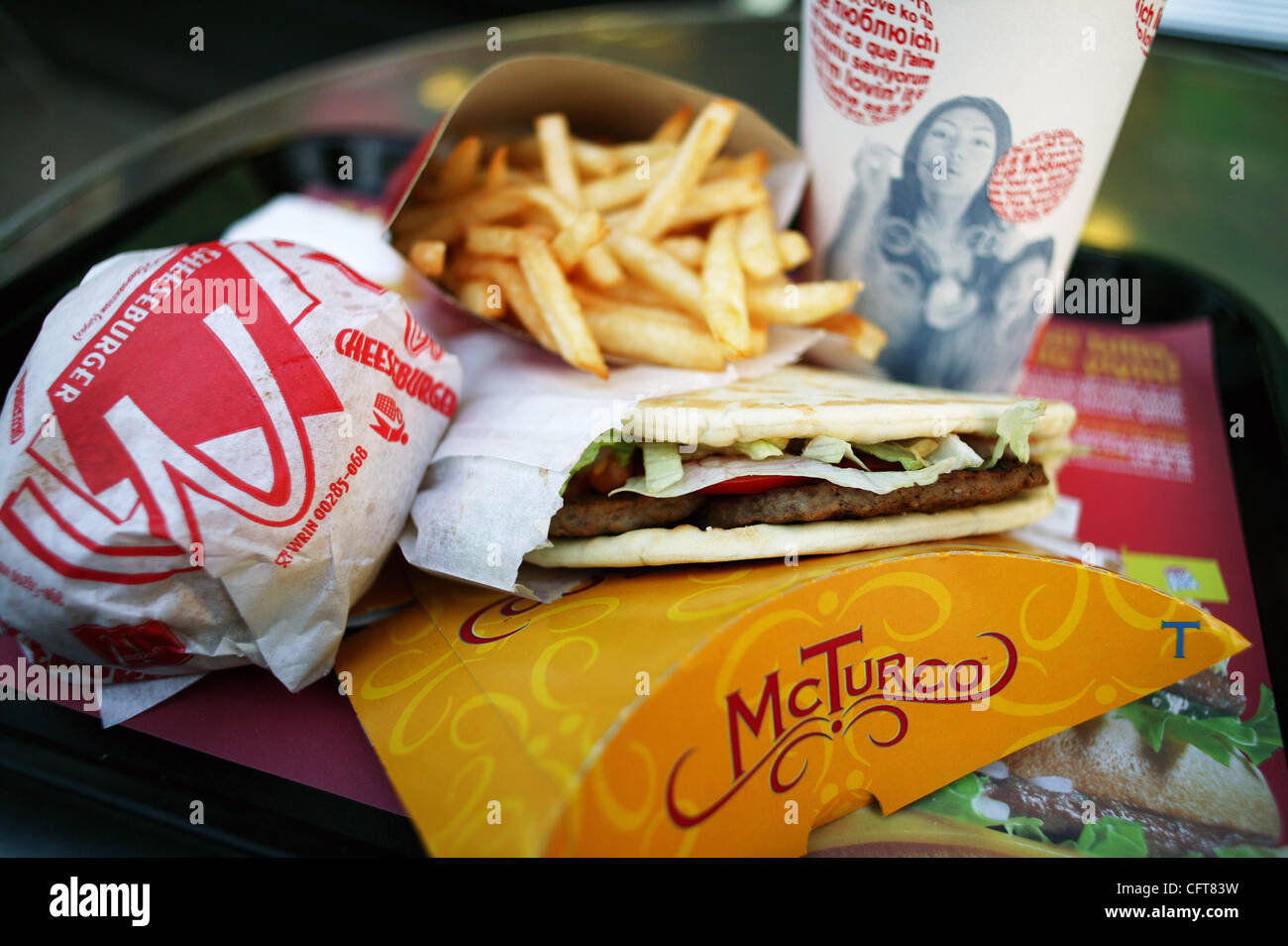 McDonald's-Menüpunkt zeigt eine Istanbul McDonald Restaurant Dezember 14, 2006. Obwohl der Big Mac Nummer eins Verkäufer bleibt, entwickelt McDonalds kulturelle Menüpunkte für regionalen Geschmack, wie diese McTurco Sandwich in McDonald's Restaurants in der ganzen Türkei angeboten. Die McTurco ist Stockfoto