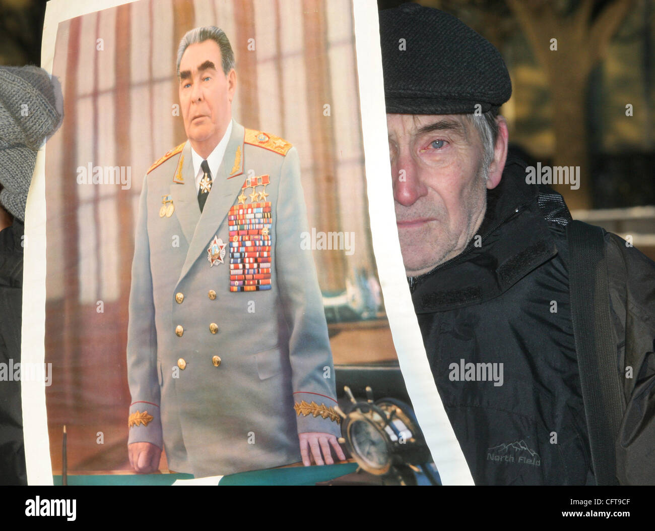 Kommunisten Unterstützer aus St. Petersburg markiert 100. Geburtstag des sowjetischen Staatschef Leonid Brezhnev. Eine alte russische Mann, hält das Porträt von Leonid Brezhnev. Stockfoto