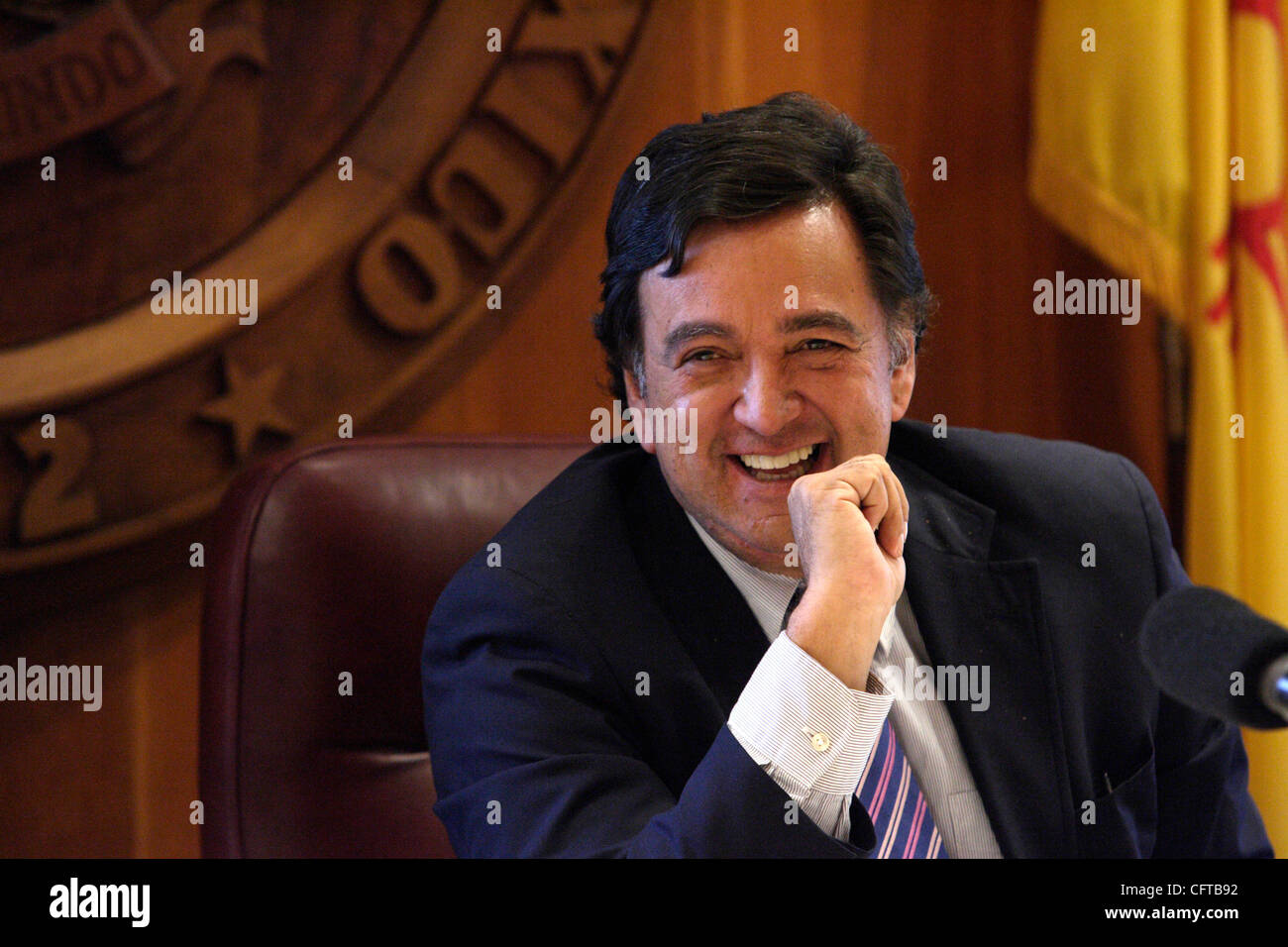 New Mexico Gouverneur Bill Richardson Witze Wahrend Einer Sitzung In Der Cabinet Room In Der Gouverneur Buros In Santa Fe An Dem Richardson Unterzeichnete Eine Ausfuhrungsverordnung Setzen Mehrere Klima Andern Initiativen In