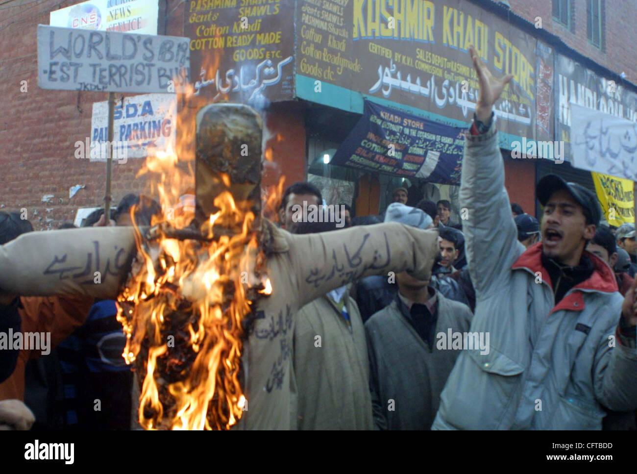 Unterstützer von Jammu und Kaschmir demokratische Befreiung feiern (JKDLP) brennen Statue, US-Präsident George W. Bush darstellt, wie sie bei einer Demonstration gegen die Hinrichtung des ehemaligen irakischen Präsidenten Saddam Hussain in Srinagar, 30. Dezember 2006 anti-US-Parolen schreien. Indien, das hatte warme Beziehungen Stockfoto