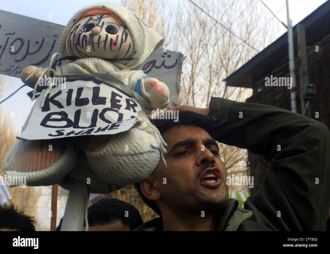 Aktivisten der kommunistischen Partei Pro-Indian tragen ein Bildnis, US-Präsident George W. Bush darstellt, wie sie bei einer Demonstration gegen die Hinrichtung des ehemaligen irakischen Präsidenten Saddam Hussain in Srinagar, 30. Dezember 2006 anti-US-Parolen schreien. Indien, das hatte warme Beziehungen mit dem irakischen Regime der Stockfoto