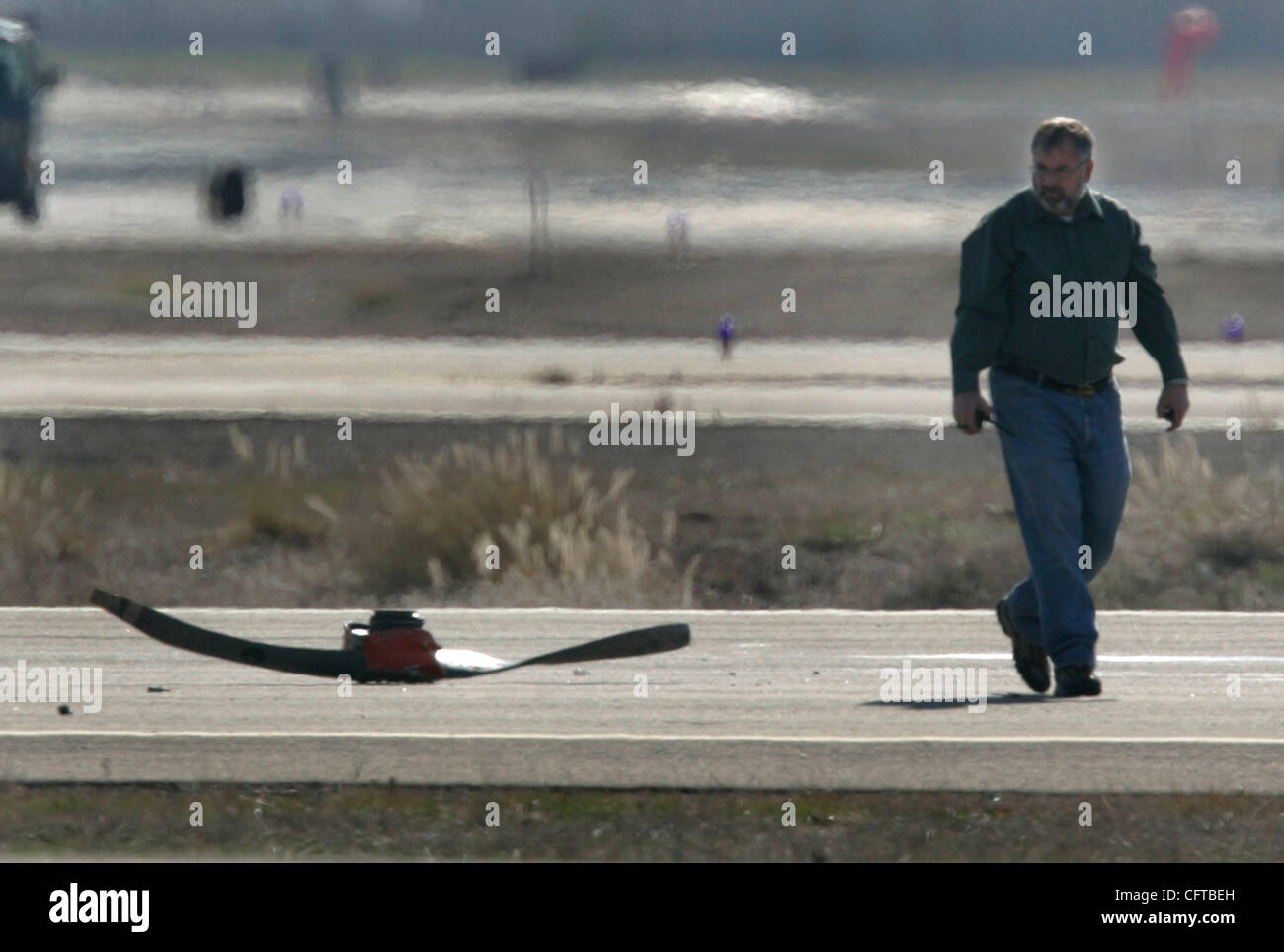 31. Dezember 2006. San Diego, Kalifornien, USA  PETER DRINKWATER, Direktor des County Flughäfen geht es vorbei an den Propeller eines Flugzeugs, das am Sonntagmorgen im Gillespie Field abgestürzt. Der Pilot, ein Thiry-etwas jährige Frau wurde getötet, als das Flugzeug zum Stillstand gekommen, während ein Banner Pick-up wurde es zu Stockfoto