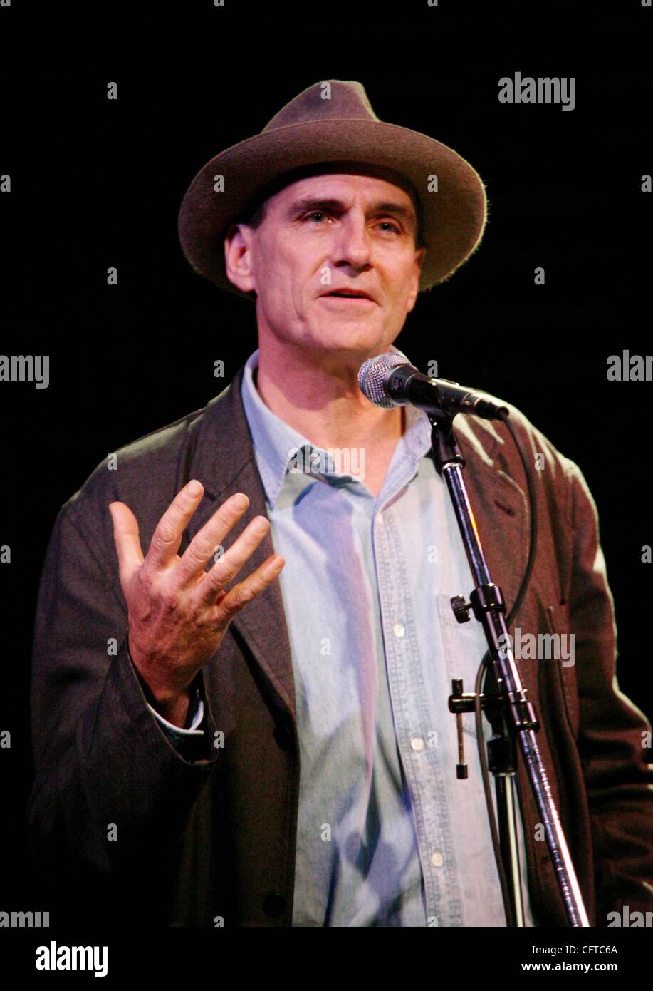 4. Januar 2007 durchgeführt - New York, New York, USA - James Taylor Zeremonienmeister der aufstrebenden Künstler Serie @ Joe's Pub in Manhattan Nicholas Barron am Donnerstagabend. Adriano Schiavo, Taylor McFerrin Rob Gonzalez, Martin Luther, Morley & Christina Courtin 04.01.07 Stockfoto